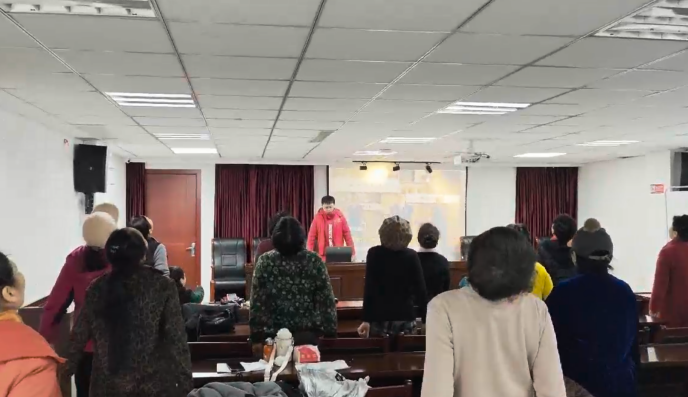 会议室里的人们

AI 生成的内容可能不正确。