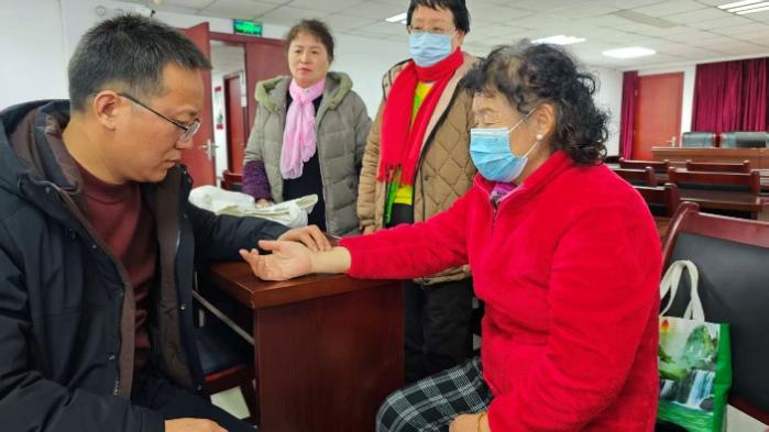 一些人在桌子上

AI 生成的内容可能不正确。