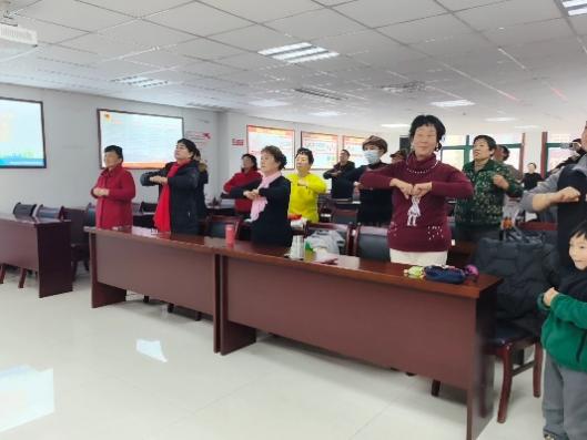 一群人在房间里

AI 生成的内容可能不正确。