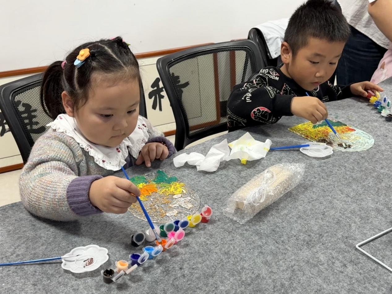 C:\Users\全糖\Desktop\活动总结\2025.10.19“小手绘寒菊，灯暖节气情”儿童手工活动\03-活动图片\微信图片_20251020090713_162_17.jpg微信图片_20251020090713_162_17