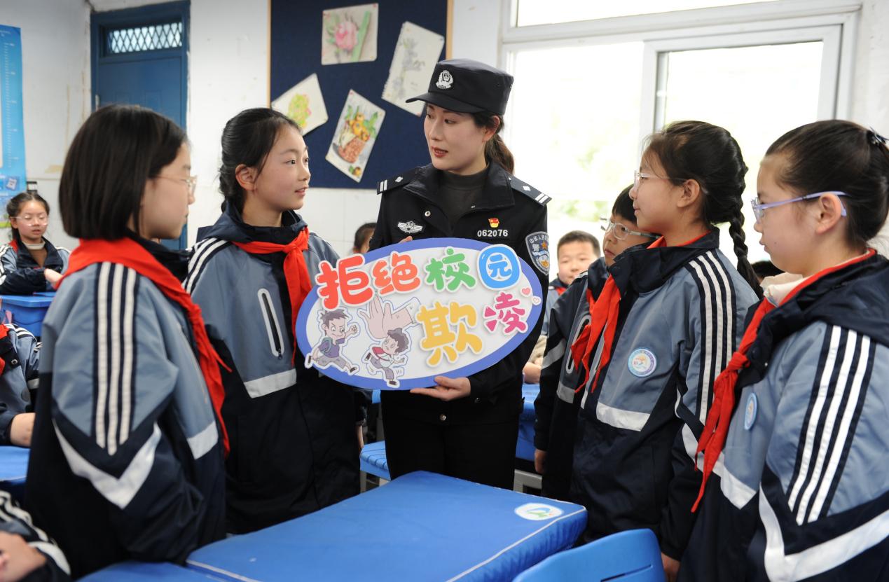 合肥市公安局瑶海分局大通路派出所民警来到滁州路小学开展防范校园欺凌专题教育活动