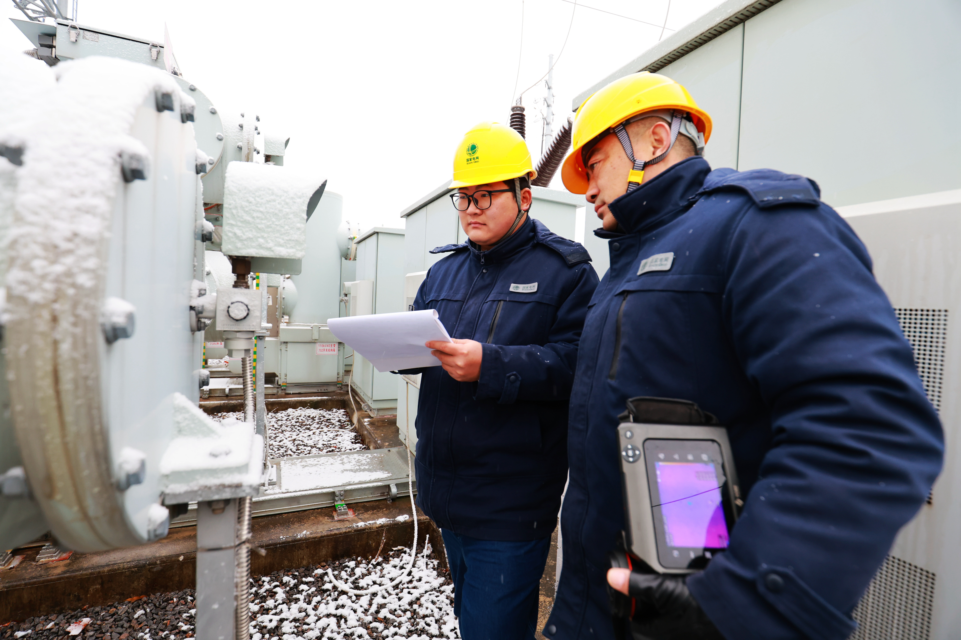 图为1月19日，国网利辛县供电公司变电运维人员正在对110千伏文州变开展低温特巡。（刘喆） (3)