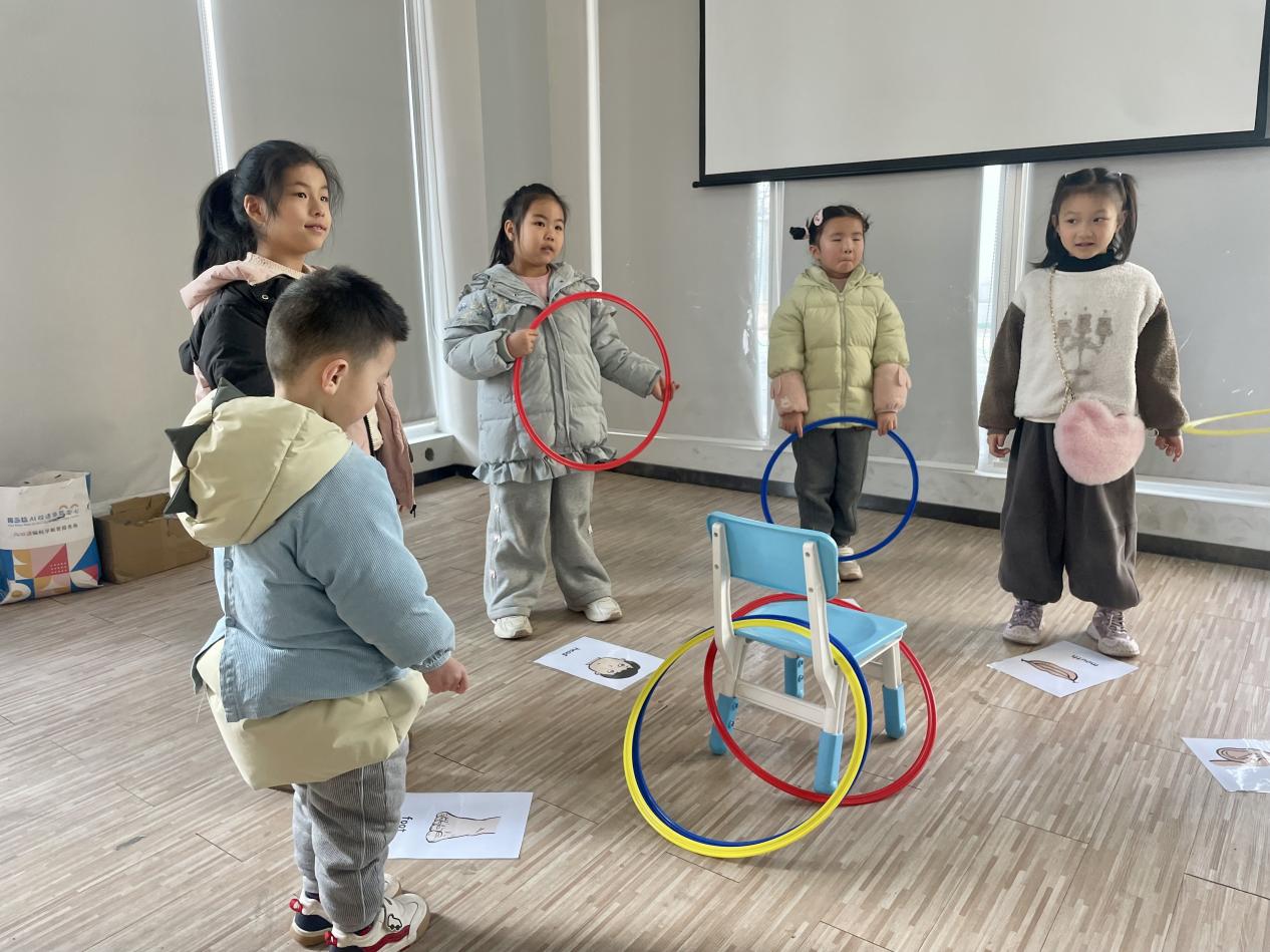 趣味英语说童年 童声笑语聚暖家 (2)