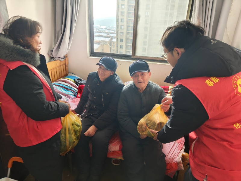 为辖区困难群众送蔬菜