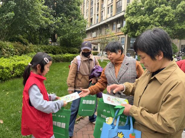 11观园“观小志”志愿者向来往居民宣传垃圾分类相关知识