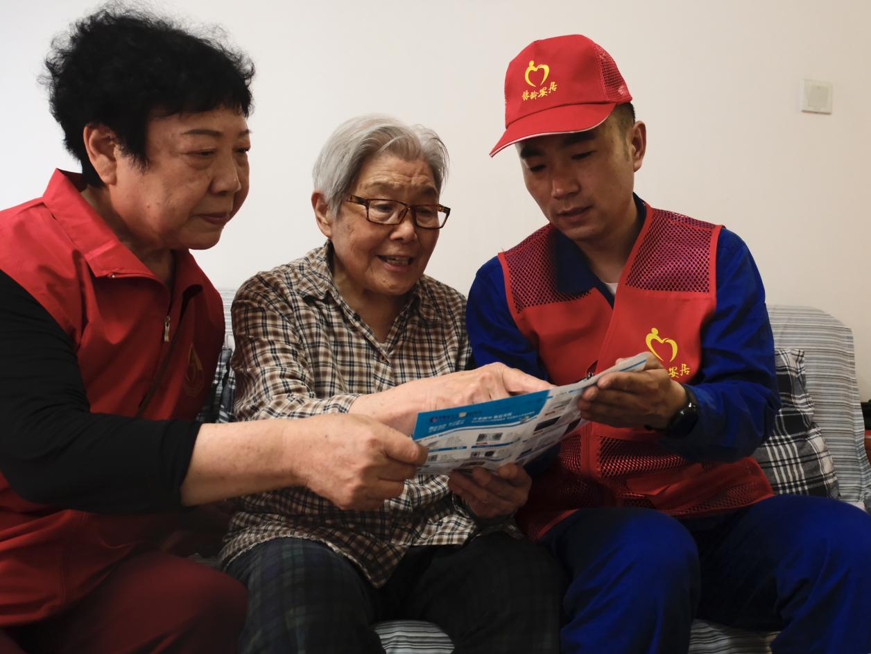“银龄安居”志愿者和社区志愿者为老人科普安全用气知识