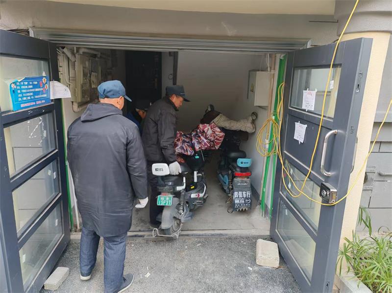 图为清理飞线充电