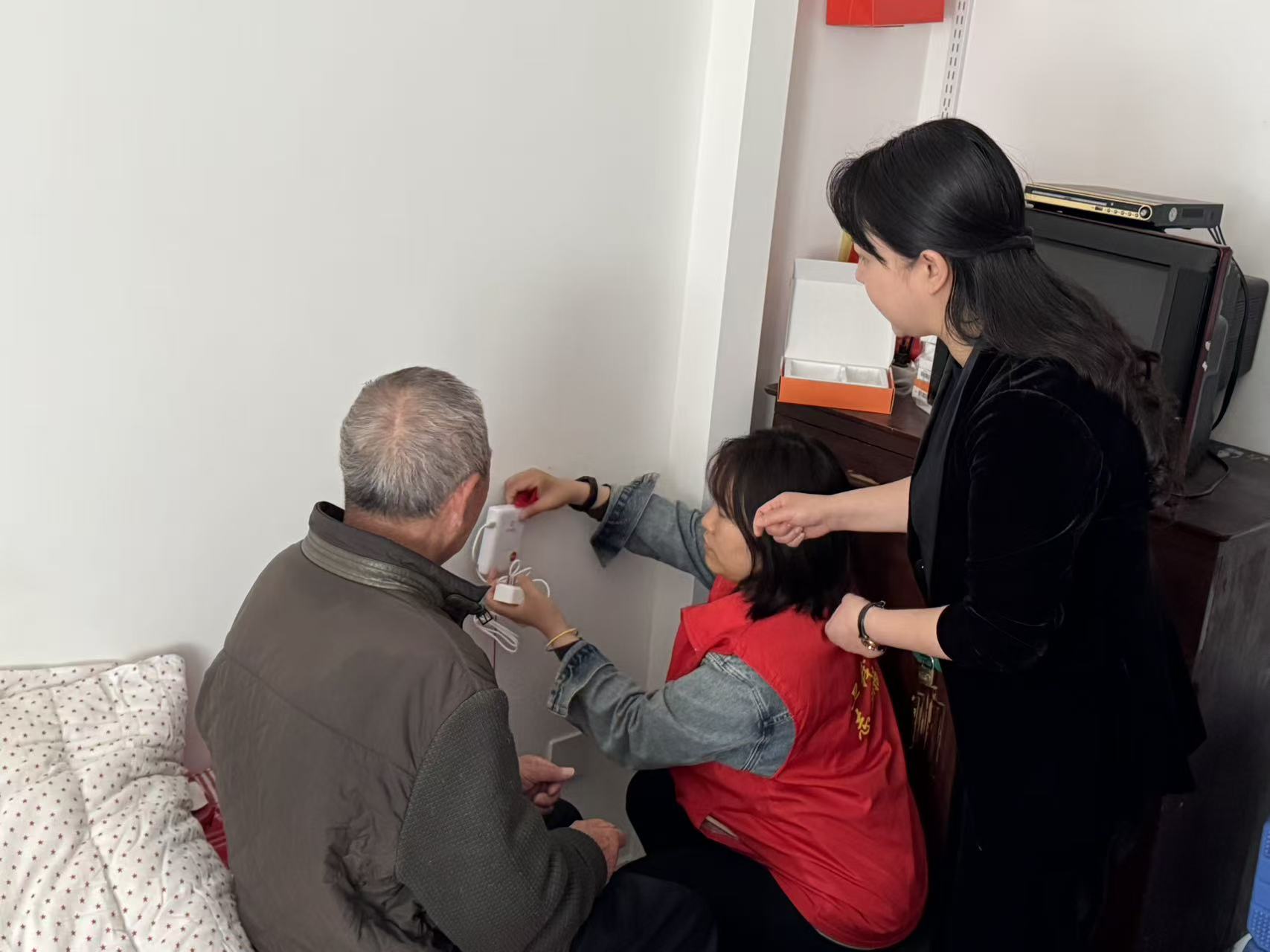 1.紧急呼叫器 保障独居老人安全.jpg