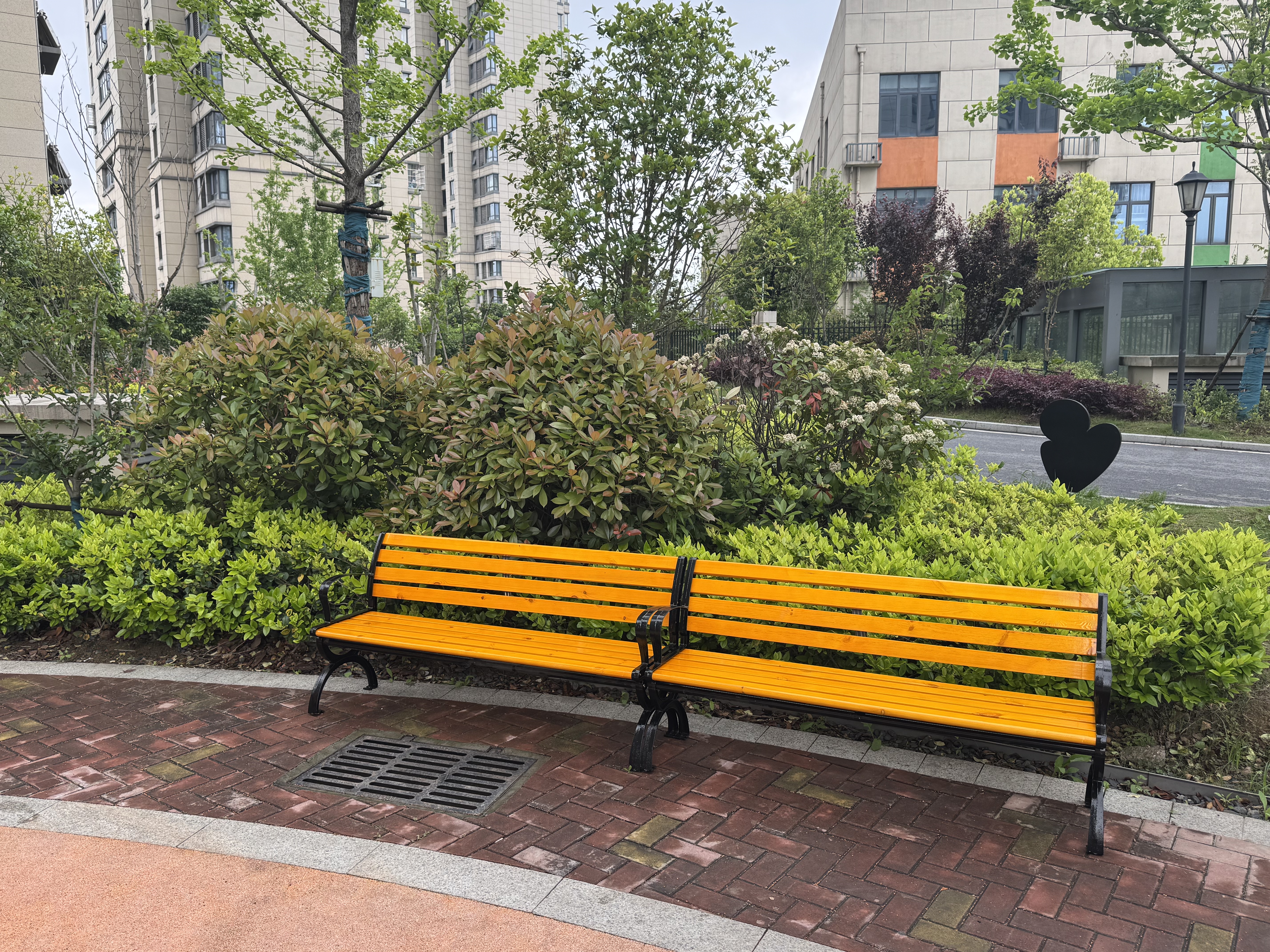 3.添置座椅2 方便群众.jpg