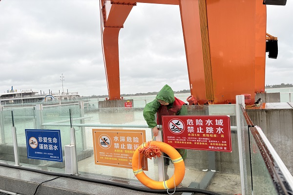 8.10巡查江边.JPG