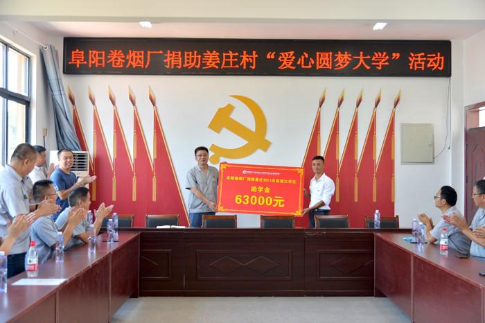 一群人在餐厅里&#xA;&#xA;中度可信度描述已自动生成