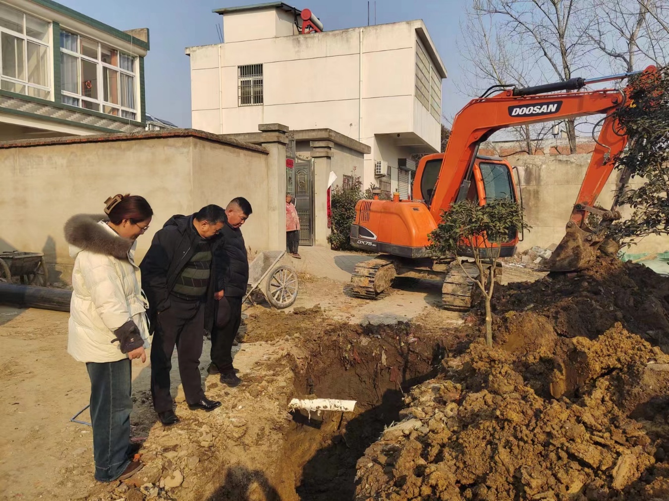 C:\Users\Administrator\Desktop\明光街道蔬菜村：治理黑臭水体，建设美丽乡村 (1).jpg