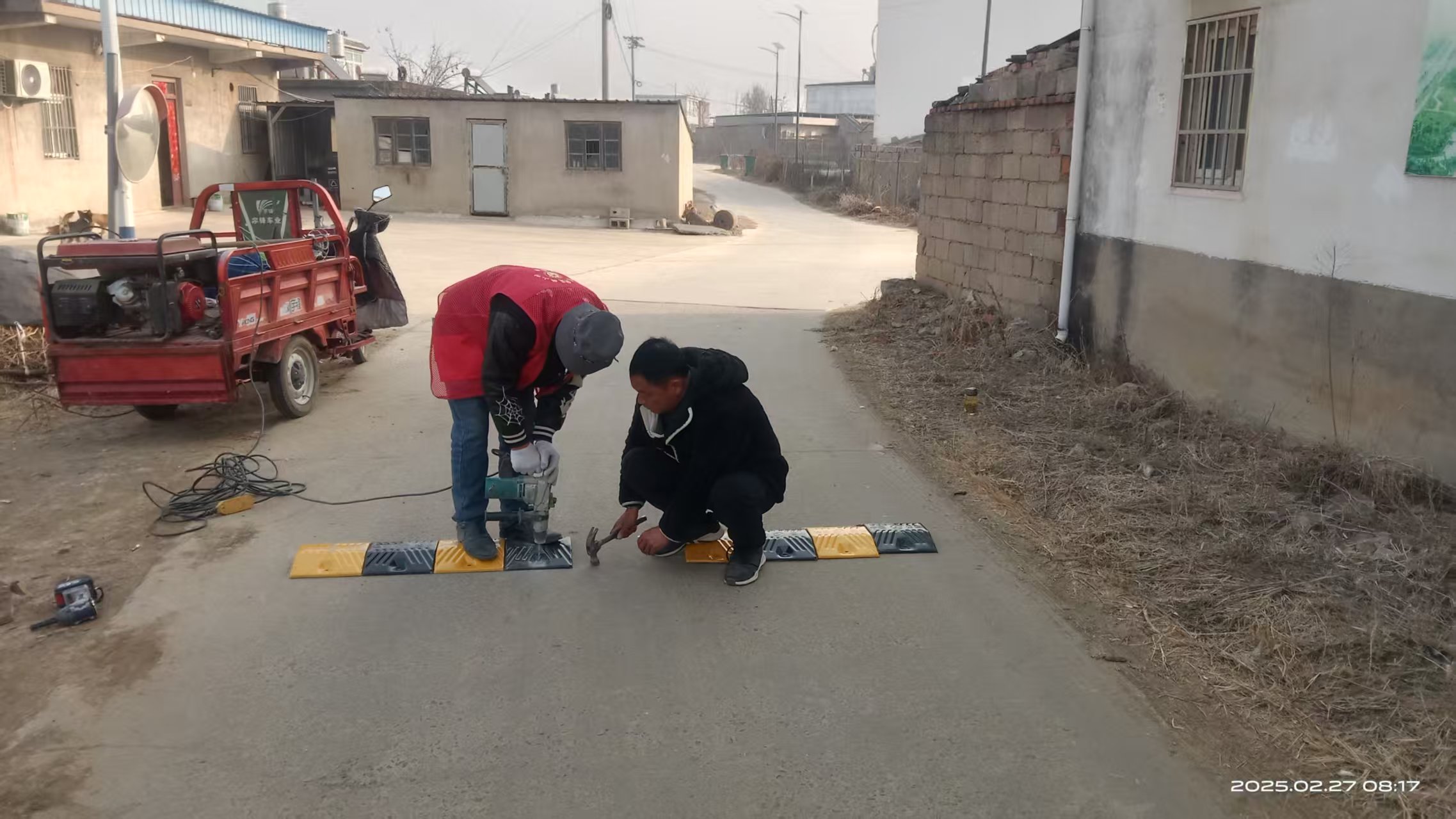 明光街道映山村：安装减速带 为群众出行系上“安全带