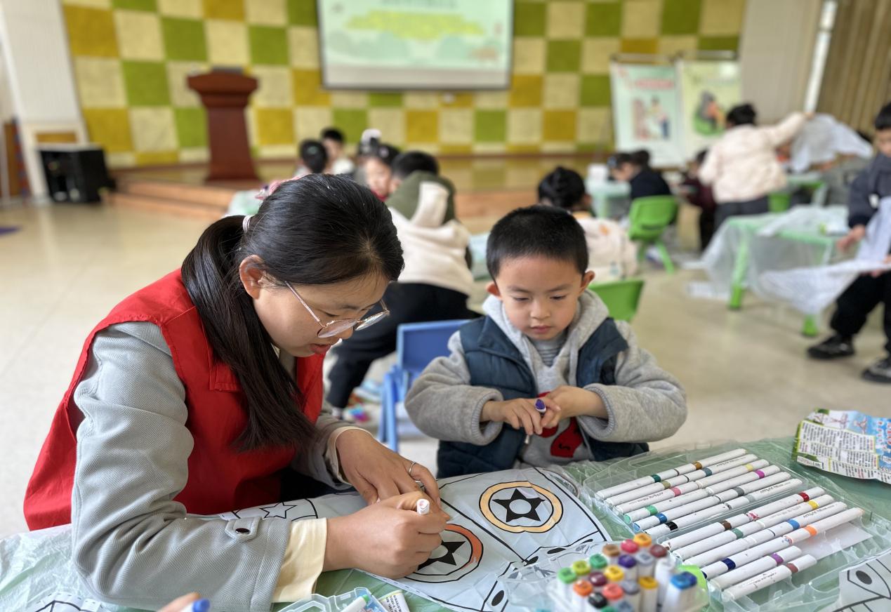 单位：京九路街道新时代文明实践所；时间：2025年4月1日；活动主题：丰富活跃文化生活；活动内容：京九路街道新时代文明实践所开展我们的节日•清明 “巧手画纸鸢  文明寄相思” 清明节主题活动 (1)