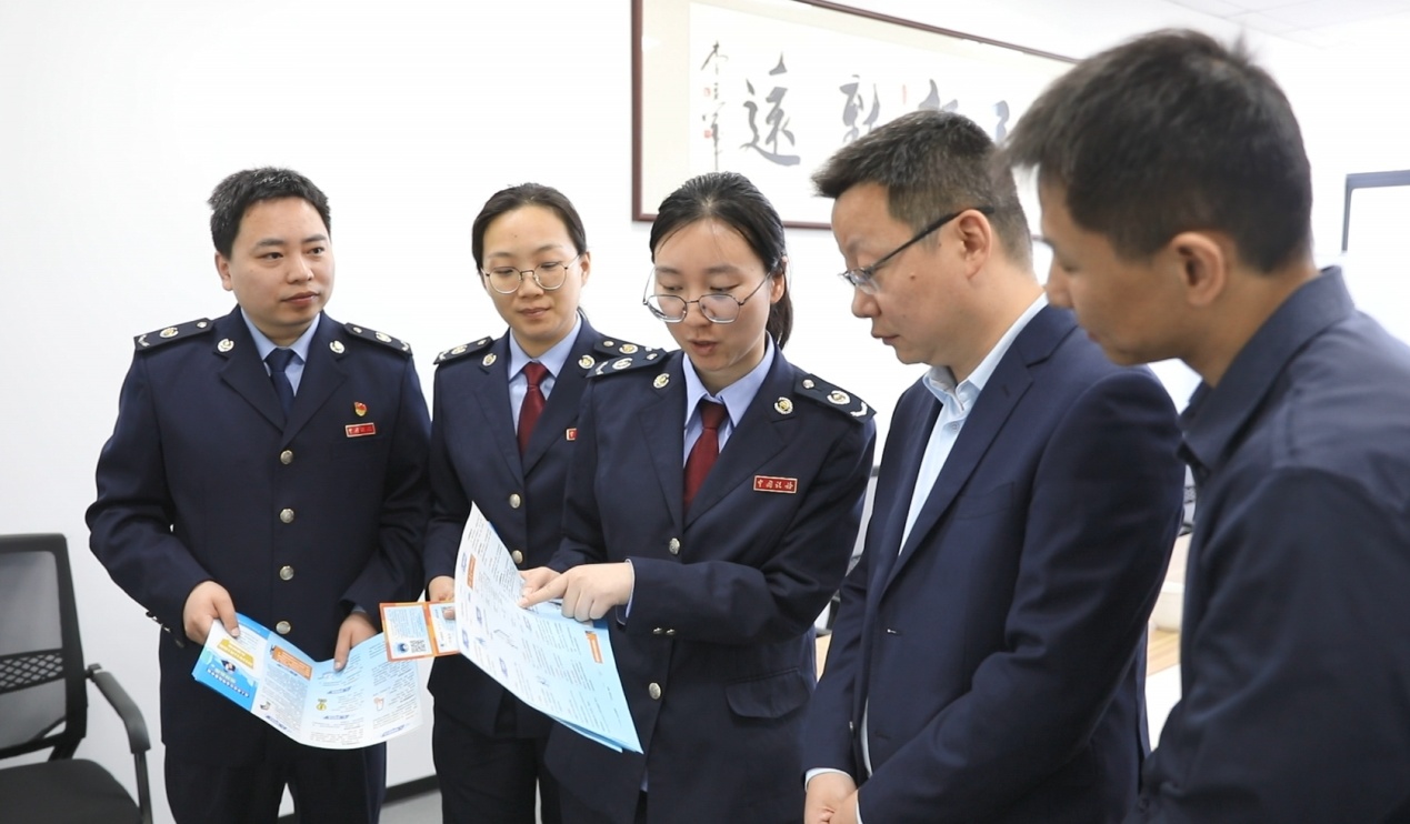 庐江县税务人员到安徽标兵实业有限公司宣讲税费政策.jpg