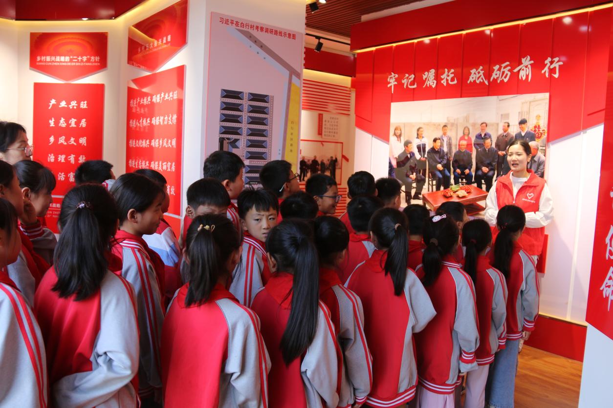 白行社区儿童走进党馆学习<span class=