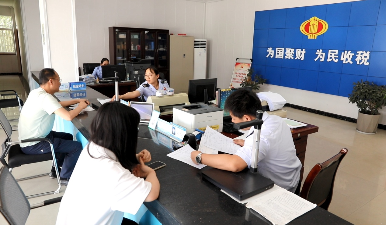 庐江县税务局深入企业宣解合规经营政策 (2).jpg