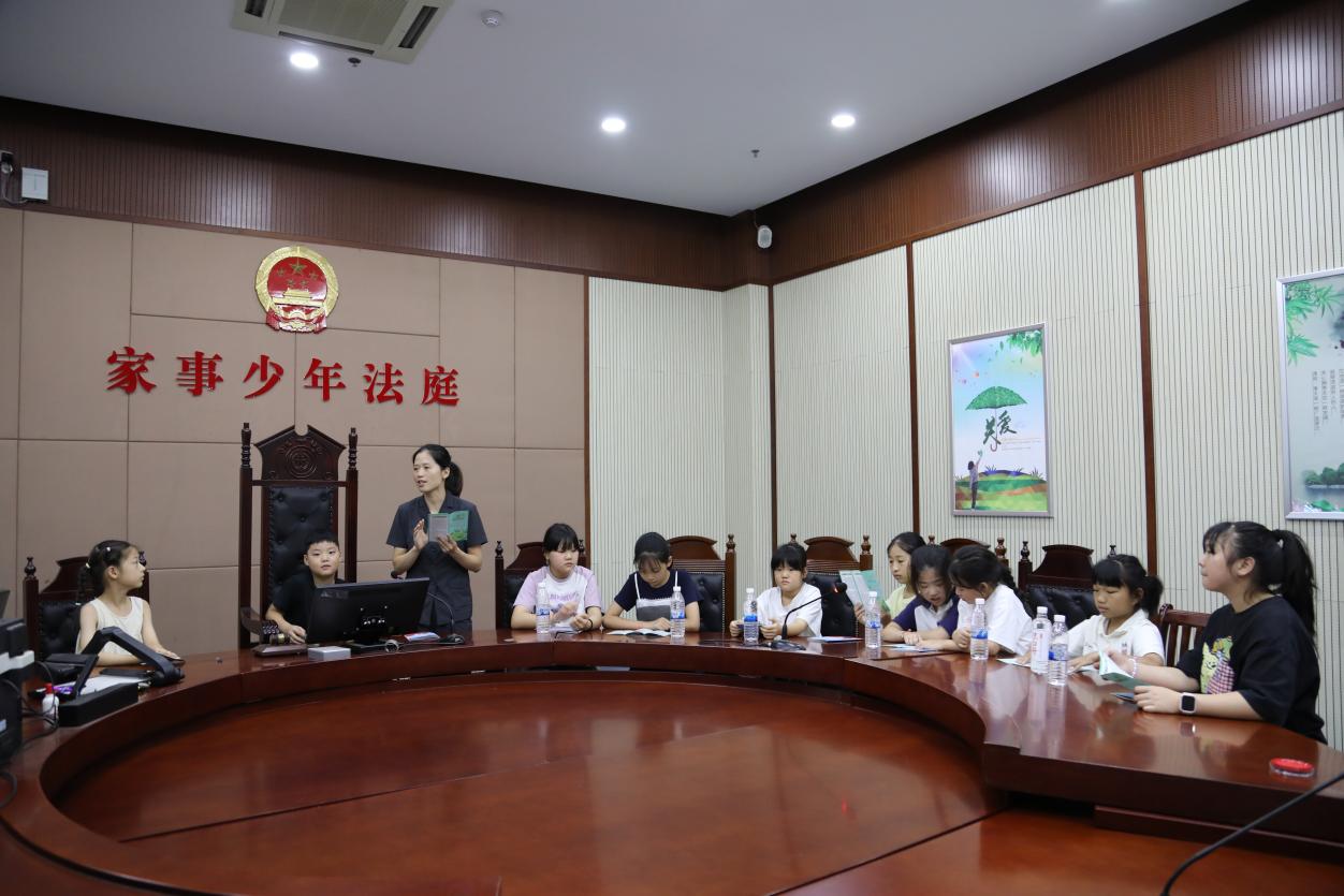 法官向孩子们介绍生态环境保护