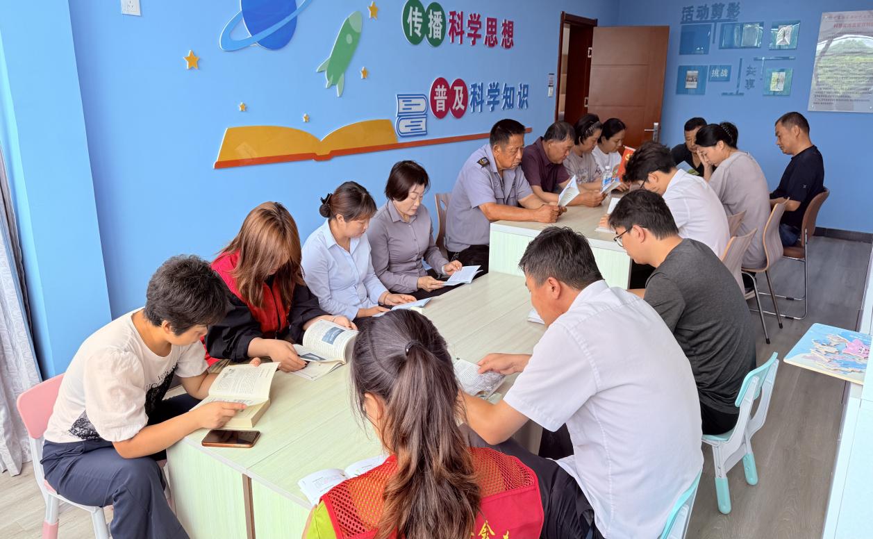单位：京九路街道新时代文明实践所；时间：2025年8月12日；活动主题：丰富活跃文化生活；活动内容：“书香沁盛夏 阅读润心田”读书分享活动 (4)
