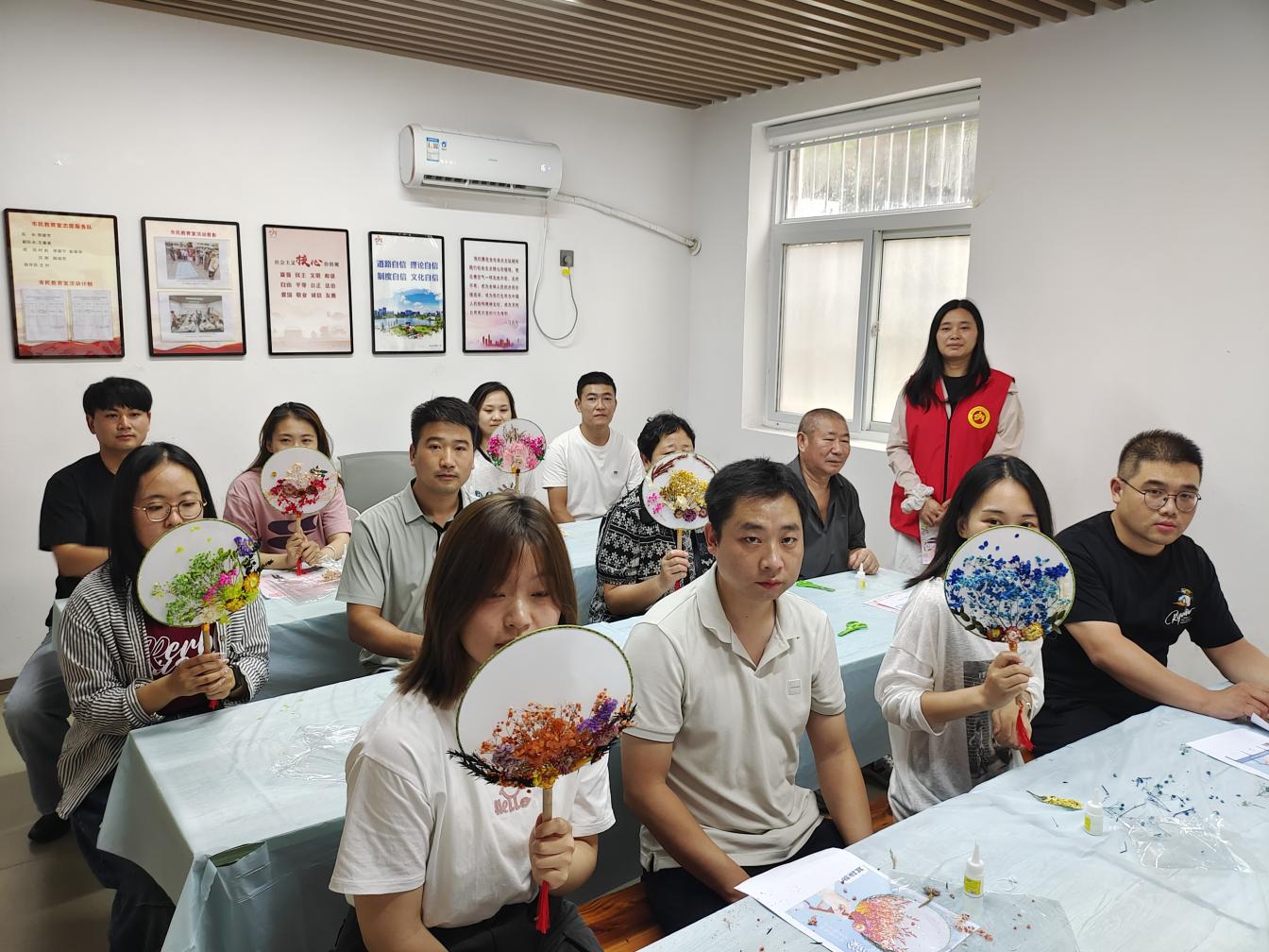 明光街道龙山社区：“团扇传情·七夕新风”文明婚俗手作体验主题活动 (4)