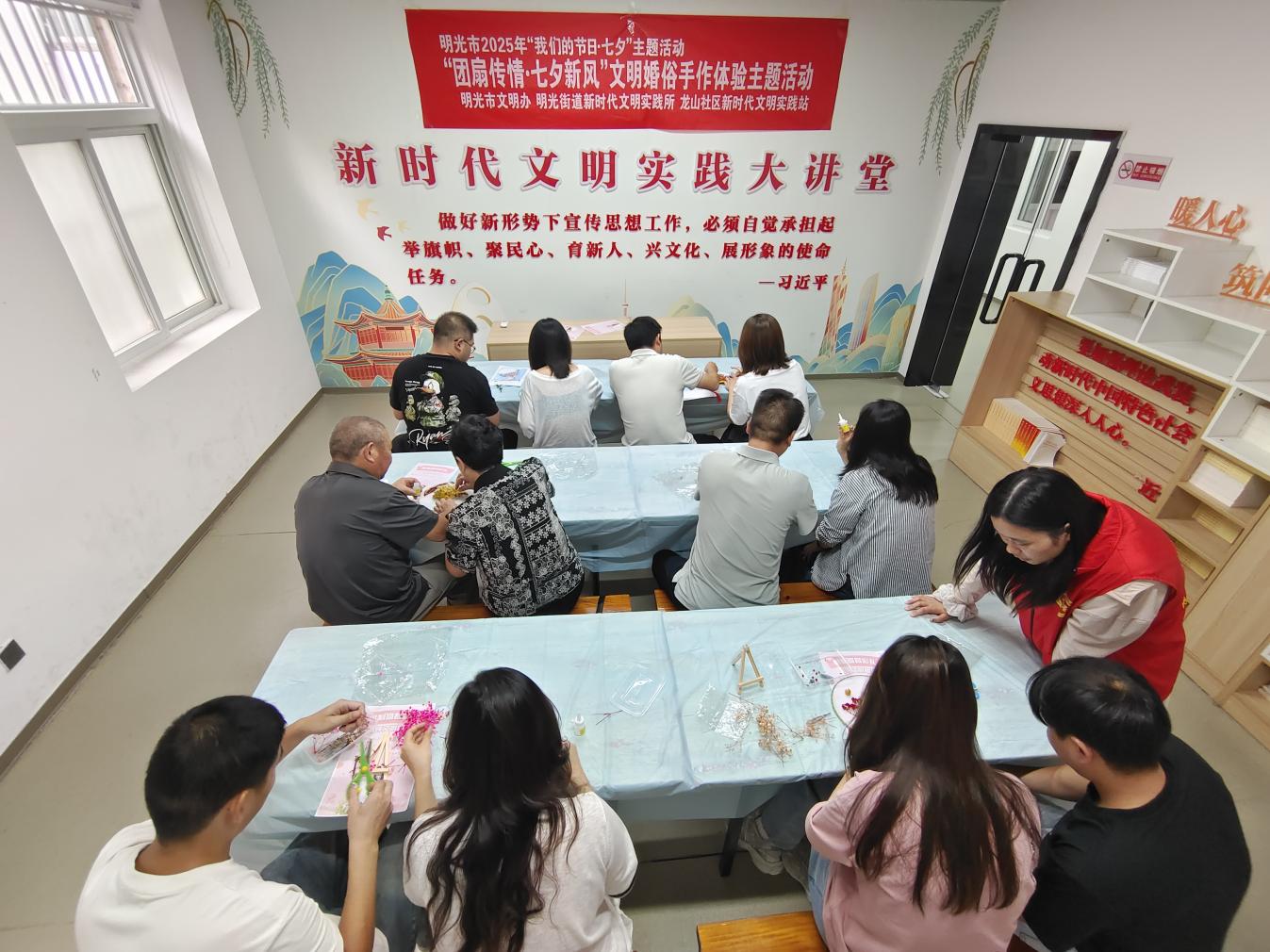 明光街道龙山社区：“团扇传情·七夕新风”文明婚俗手作体验主题活动 (5)