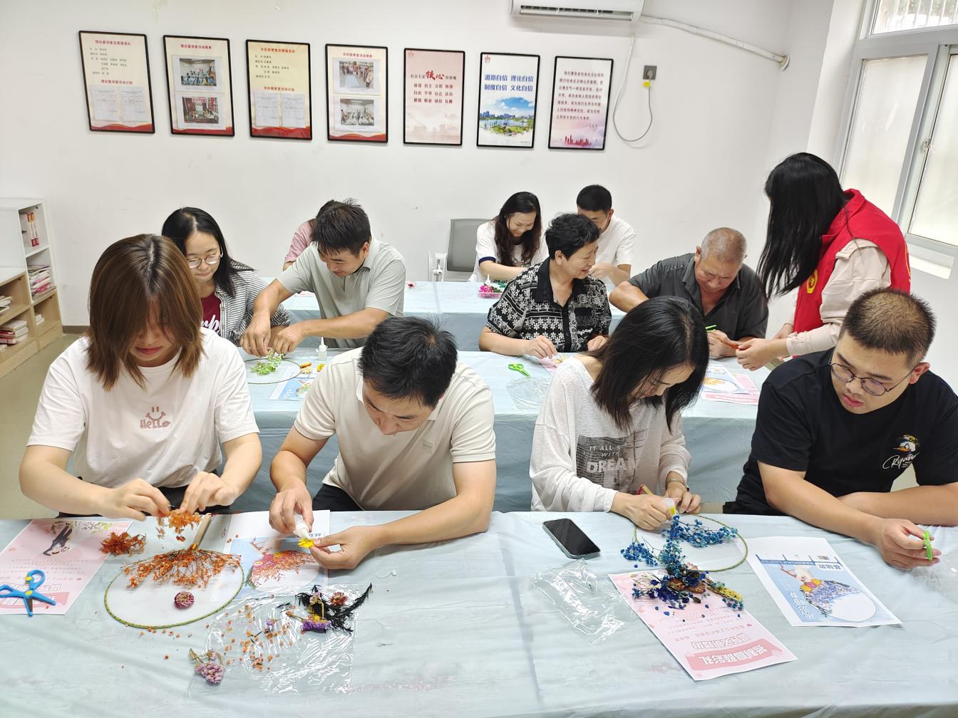 明光街道龙山社区：“团扇传情·七夕新风”文明婚俗手作体验主题活动 (6)