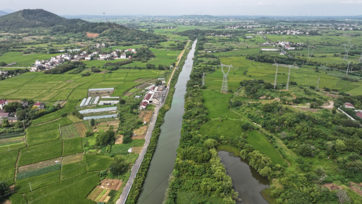 盛桥河清澈的河水滋养两岸农田与村庄.JPG