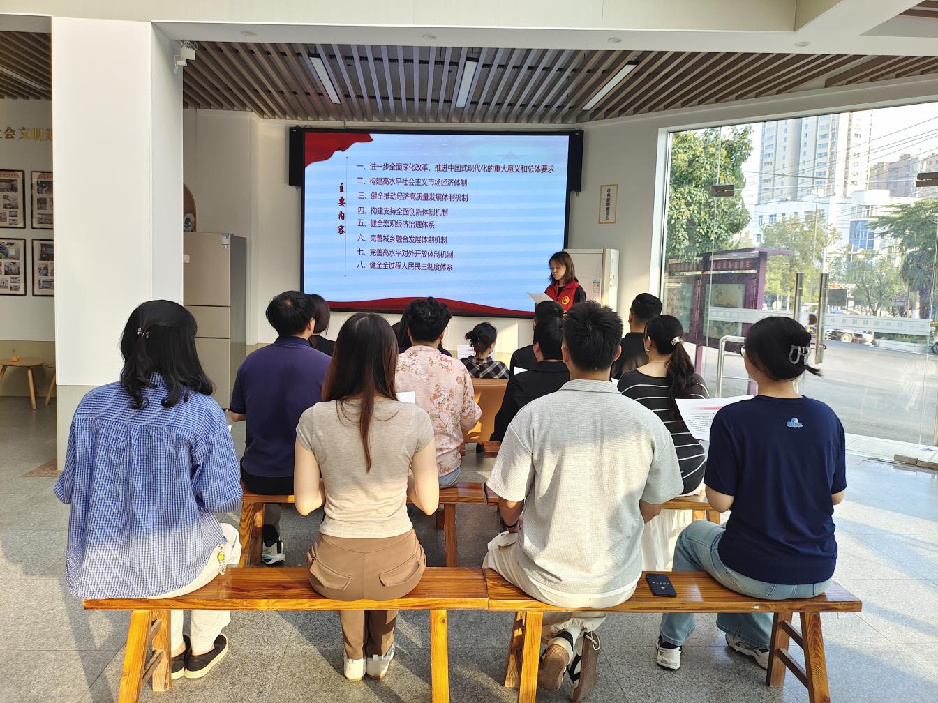 明光街道龙山社区：开展“举旗帜，送理论”——党的二十届三中全会精神宣讲活动 (3)