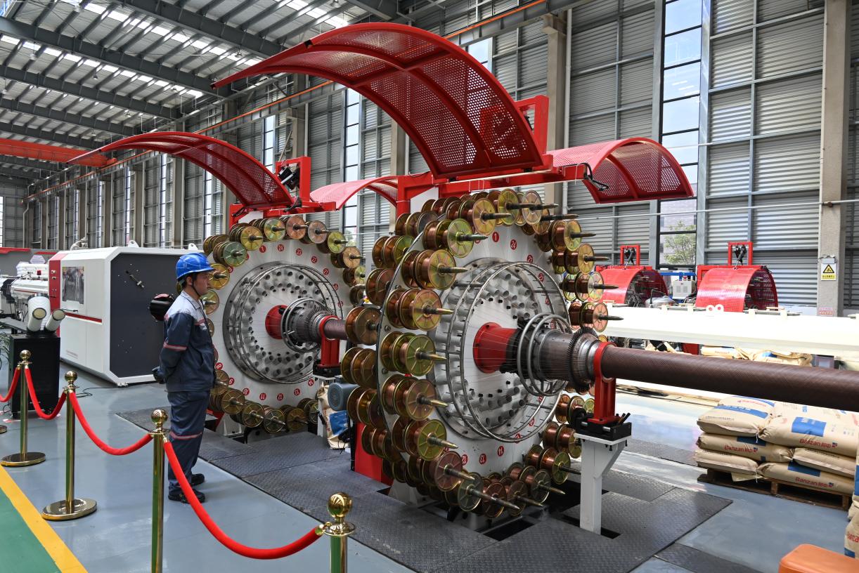 在位于临泉县的安徽友发管道科技有限公司生产车间内，生产线运转繁忙，工人们熟练地操作着各种设备，经过多道工序后，不同规格、型号的管道顺利下线。摄影 齐新亚