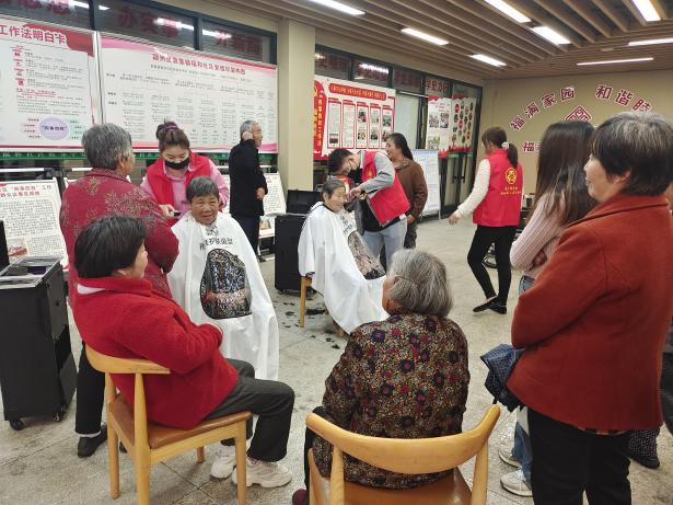 单位：福和社区新时代文明实践站 活动时间：2025年10月17日 活动主题：丰富活跃文化生活 活动内容：“欢聚幸福院 共度重阳节”主题活动 (10)