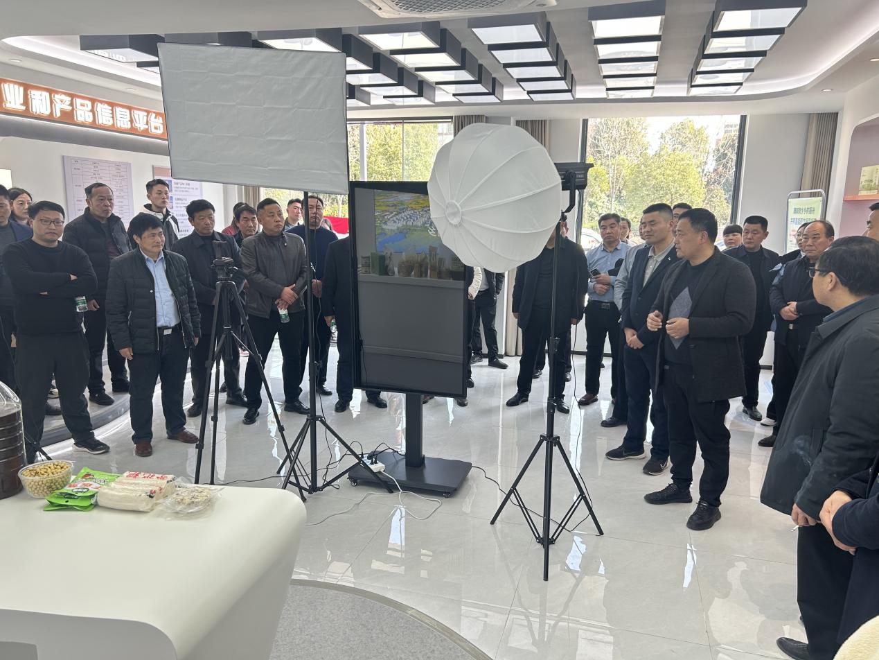 前往柿树岗乡参观学习