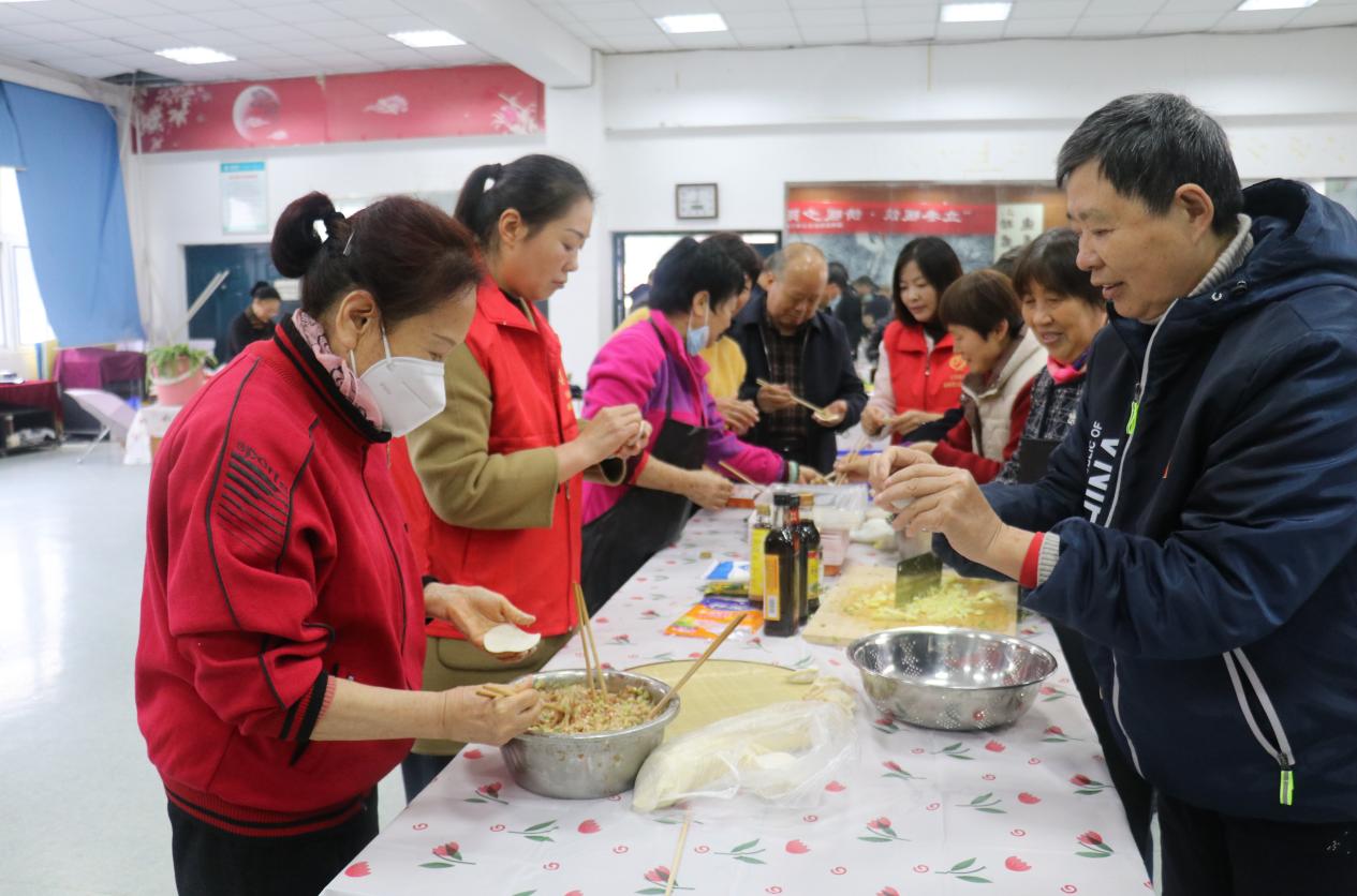七里铺社区党支部联合电业局党支部开展冬至包饺子活动 (3)