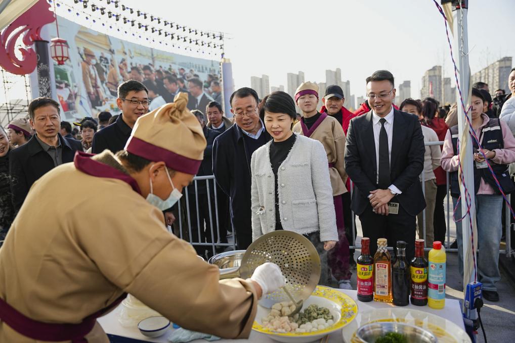 县几个班子领导巡看烹饪技能比赛摊位_看图王