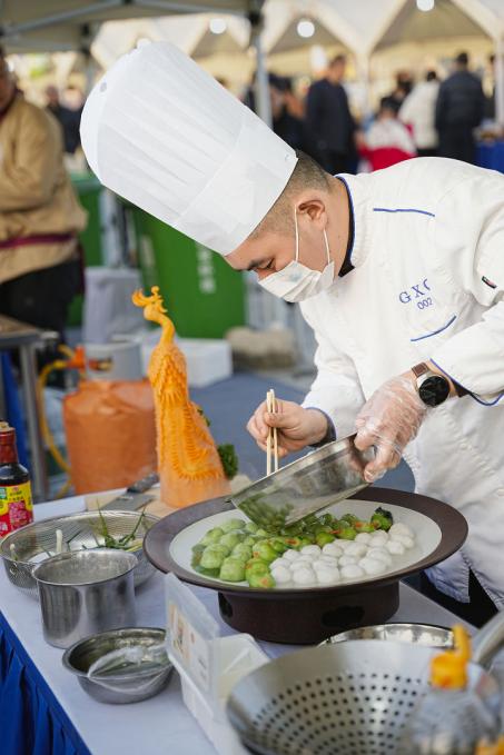 参赛厨师在进行菜品装盘_看图王