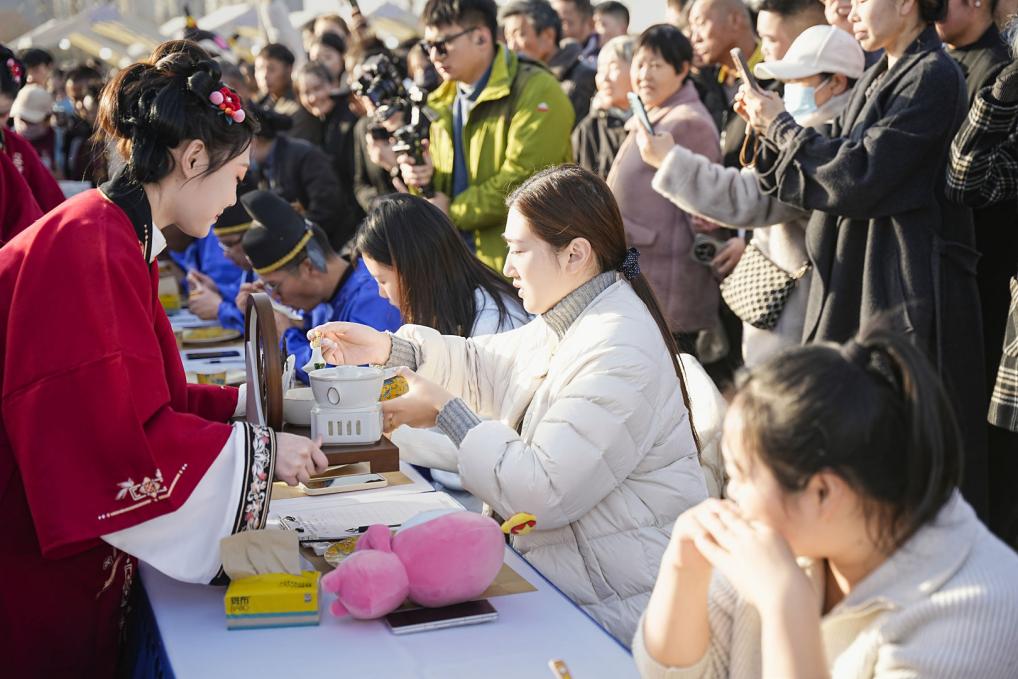 大众评委在品鉴参赛作品_看图王