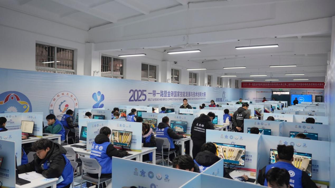 人们在看台上的人在房间里

AI 生成的内容可能不正确。