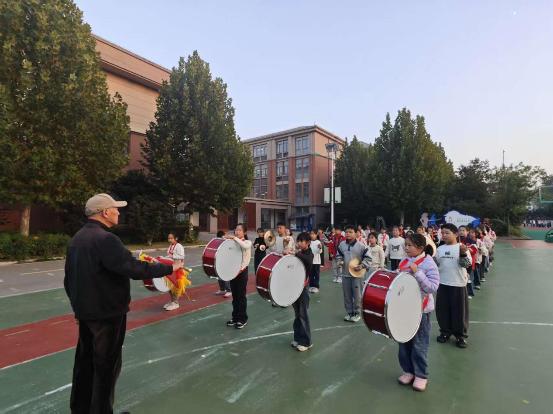 关工委牵头促传承 五老薪火润校园——闵现祥助力泗县运河街道中心学校鼓乐队成长 (7)