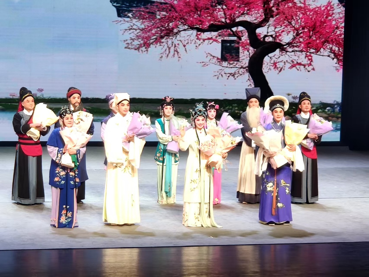 一群人站在台上

AI 生成的内容可能不正确。