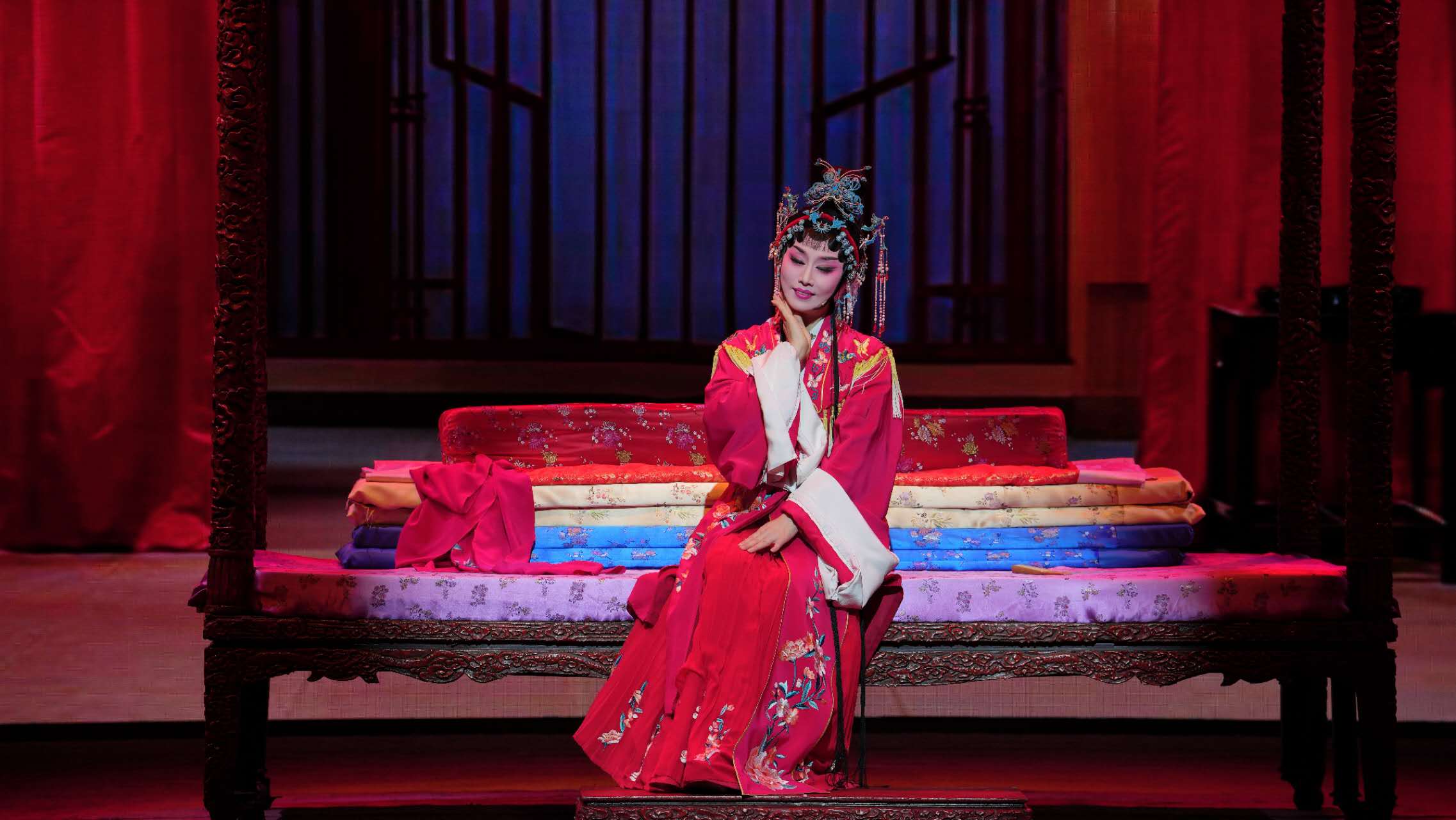 图片包含 窗帘, 桌子, 室内, 前

AI 生成的内容可能不正确。