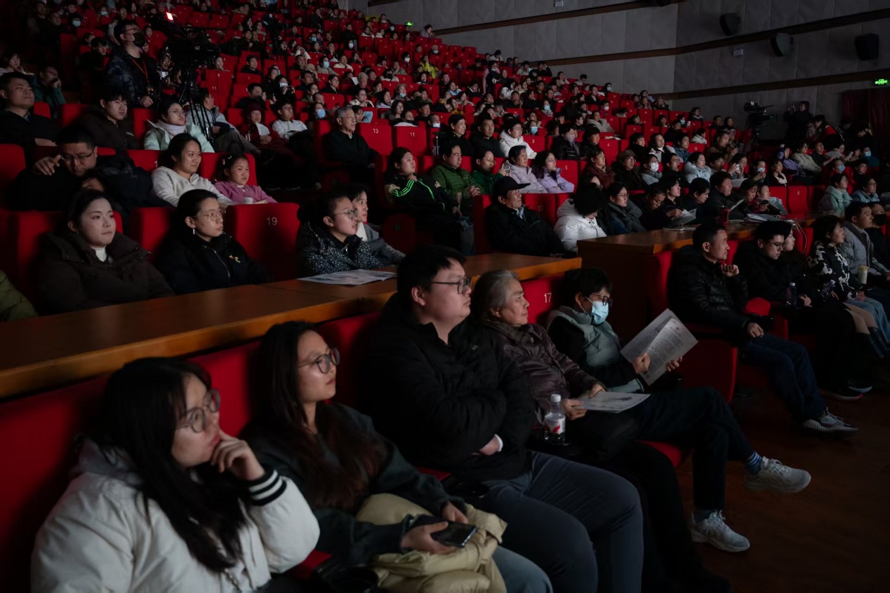 人们在看台上的人和观众

AI 生成的内容可能不正确。