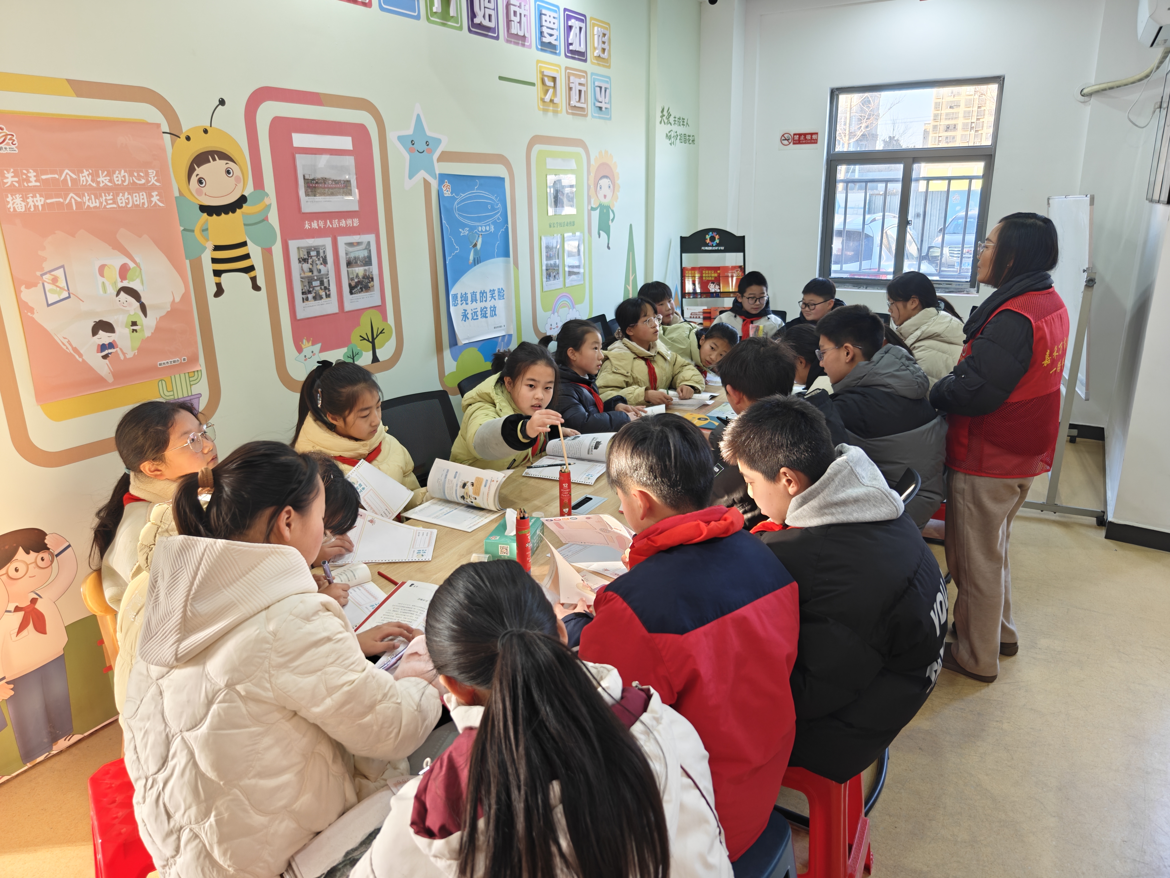 社工向青少年讲解“接棒中华,文化传递”主题公开课