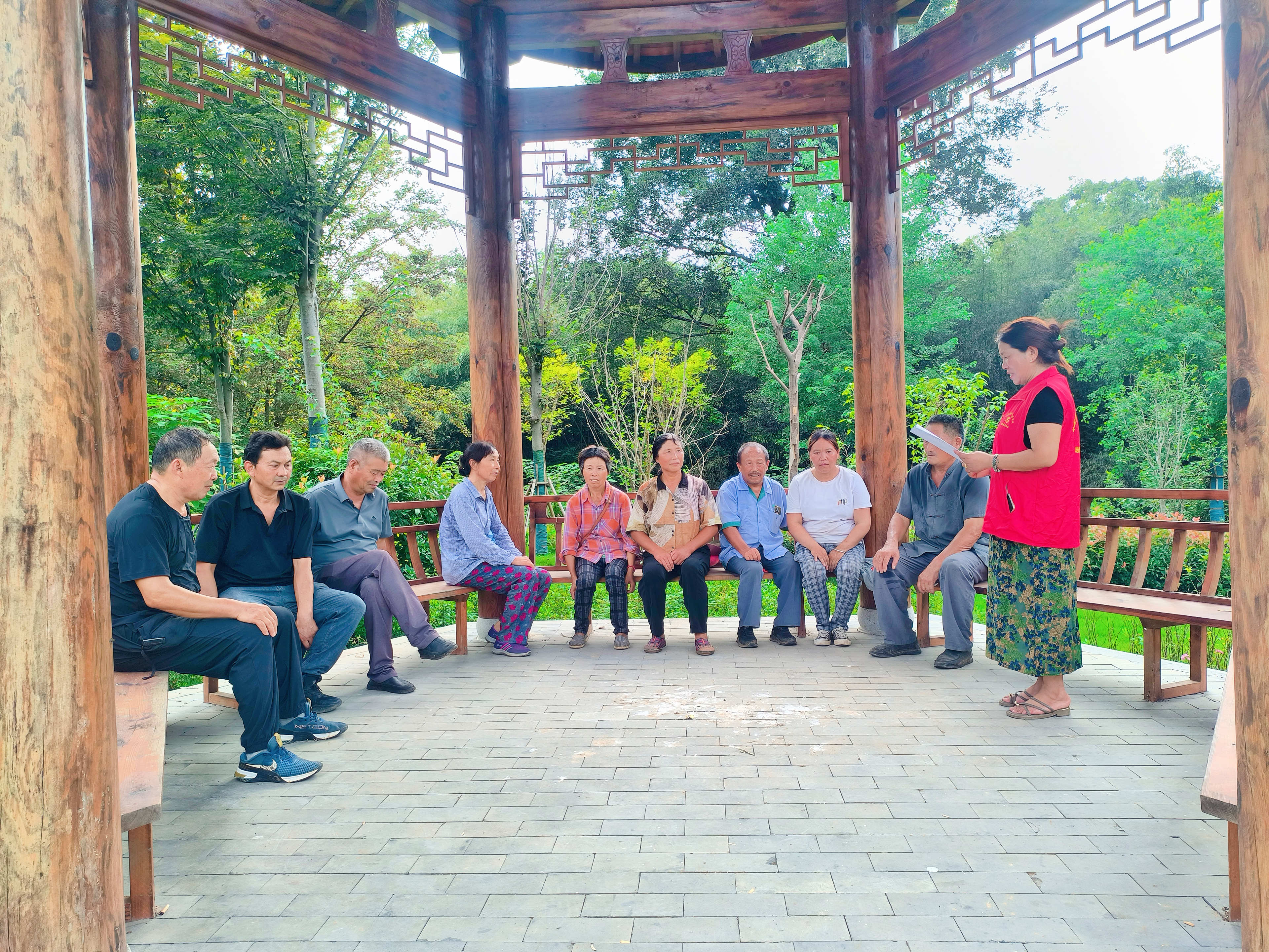 殷涧镇沙涧村召开人居环境板凳会宣传落实“门前三包”倡议书.jpg 殷涧镇沙涧村召开人居环境板凳会宣传落实“门前三包”倡议书.jpg