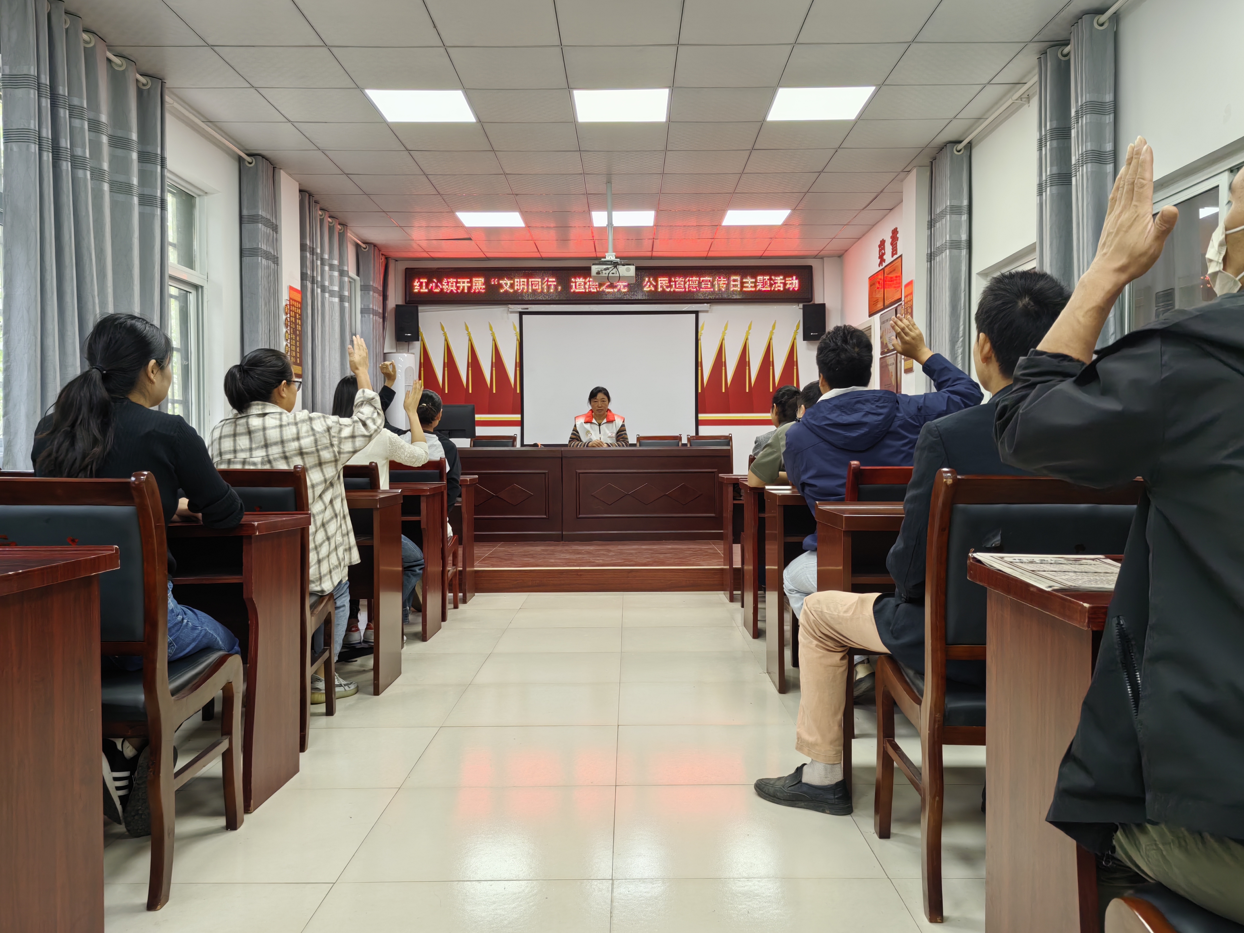 凤阳县红心镇开展“文明同行，道德之光”公民道德宣传日主题活动 (2).jpg