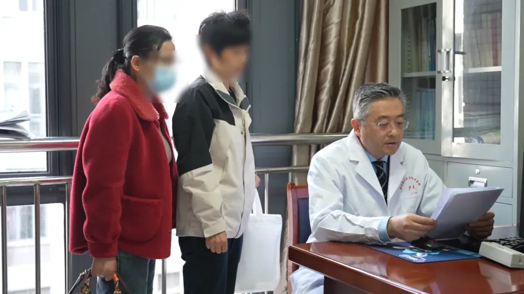 图为王巍教授为群众看诊