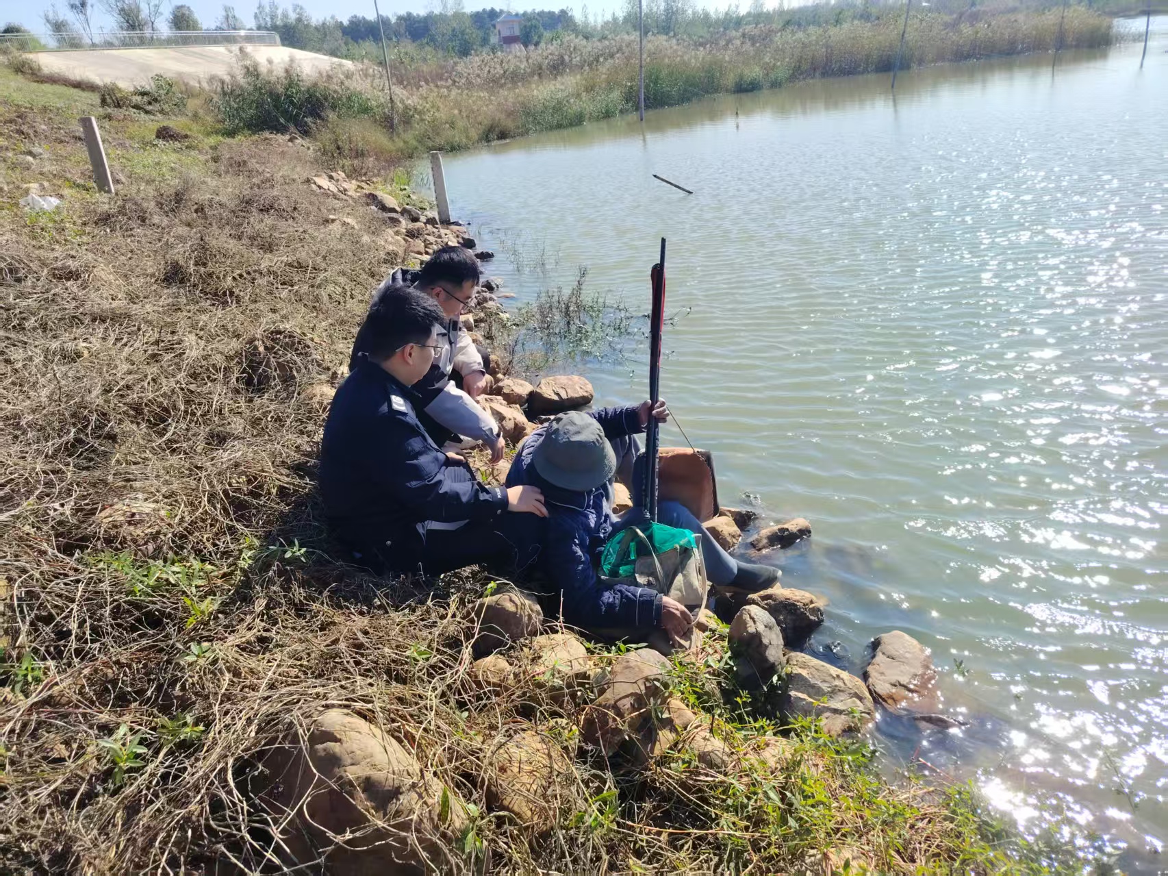 凤阳县红心镇：群众腿麻险落水 热心救援解危机.jpg