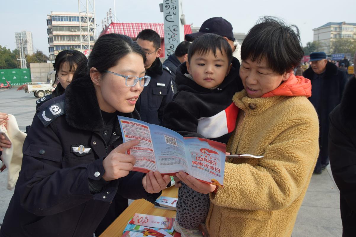 2025年12月4日，临泉县在姜子牙文化广场开展2025年国家宪法日大型广场宪法法律宣传咨询活动暨“宪法宣传周”启动仪式7+牛涛+13965563511