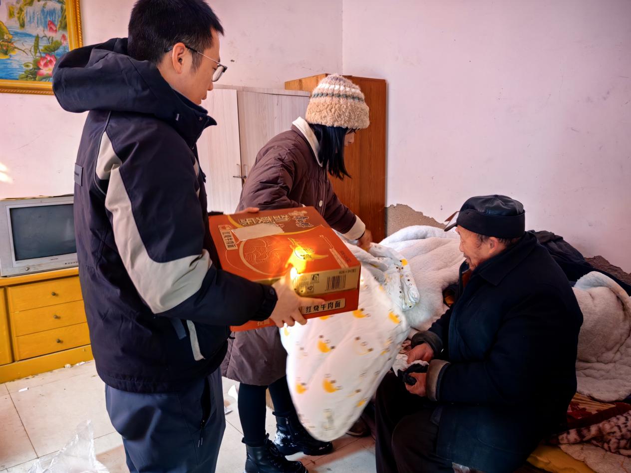 大纪村迅速组织工作人员,针对独居老人和残疾人开展入户走访关怀活动