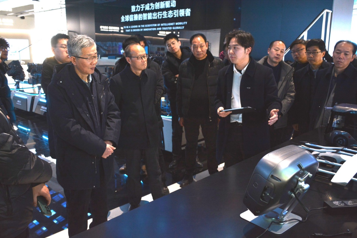 一群人站在台上

AI 生成的内容可能不正确。