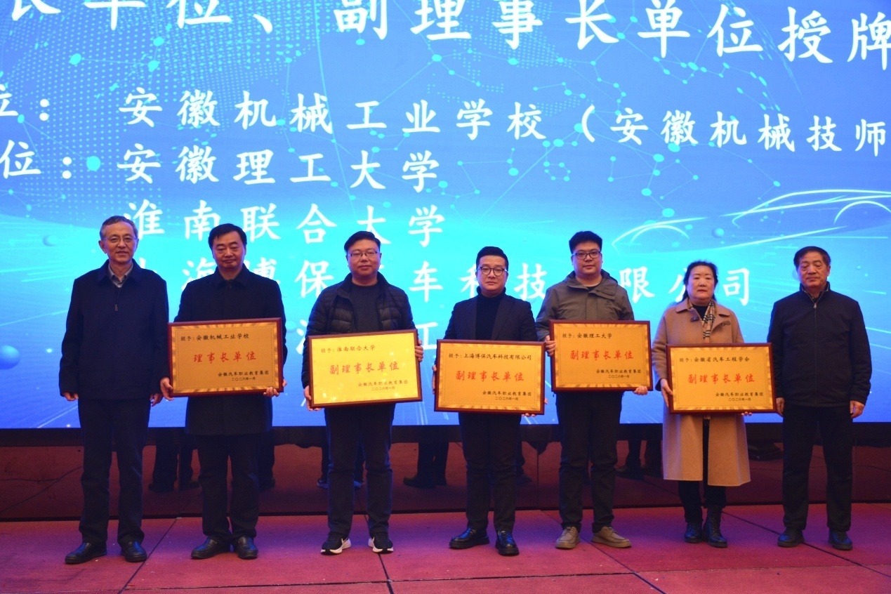 一群人站在一起合影

AI 生成的内容可能不正确。