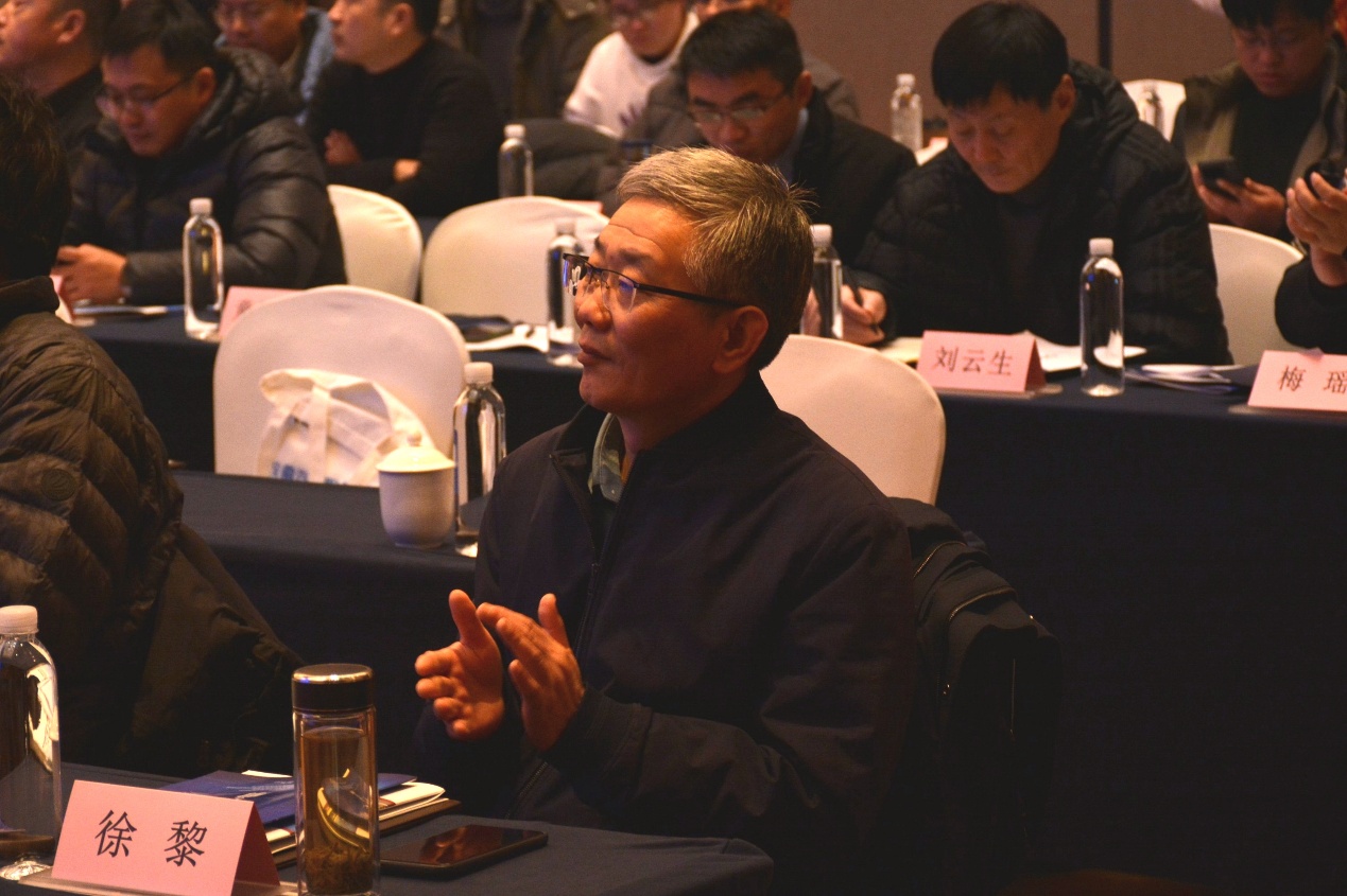 一群人坐在桌子前

AI 生成的内容可能不正确。